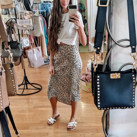 MUST HAVE!✨ Leopard Print Satin Midi Skirt. - Picture 8 of 8